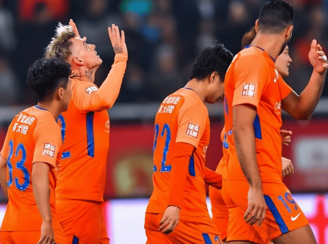 刚刚！加时末段山东泰山门线救险今晨新疆广汇调整名单以备中超，武汉三镇外线爆发备战意甲