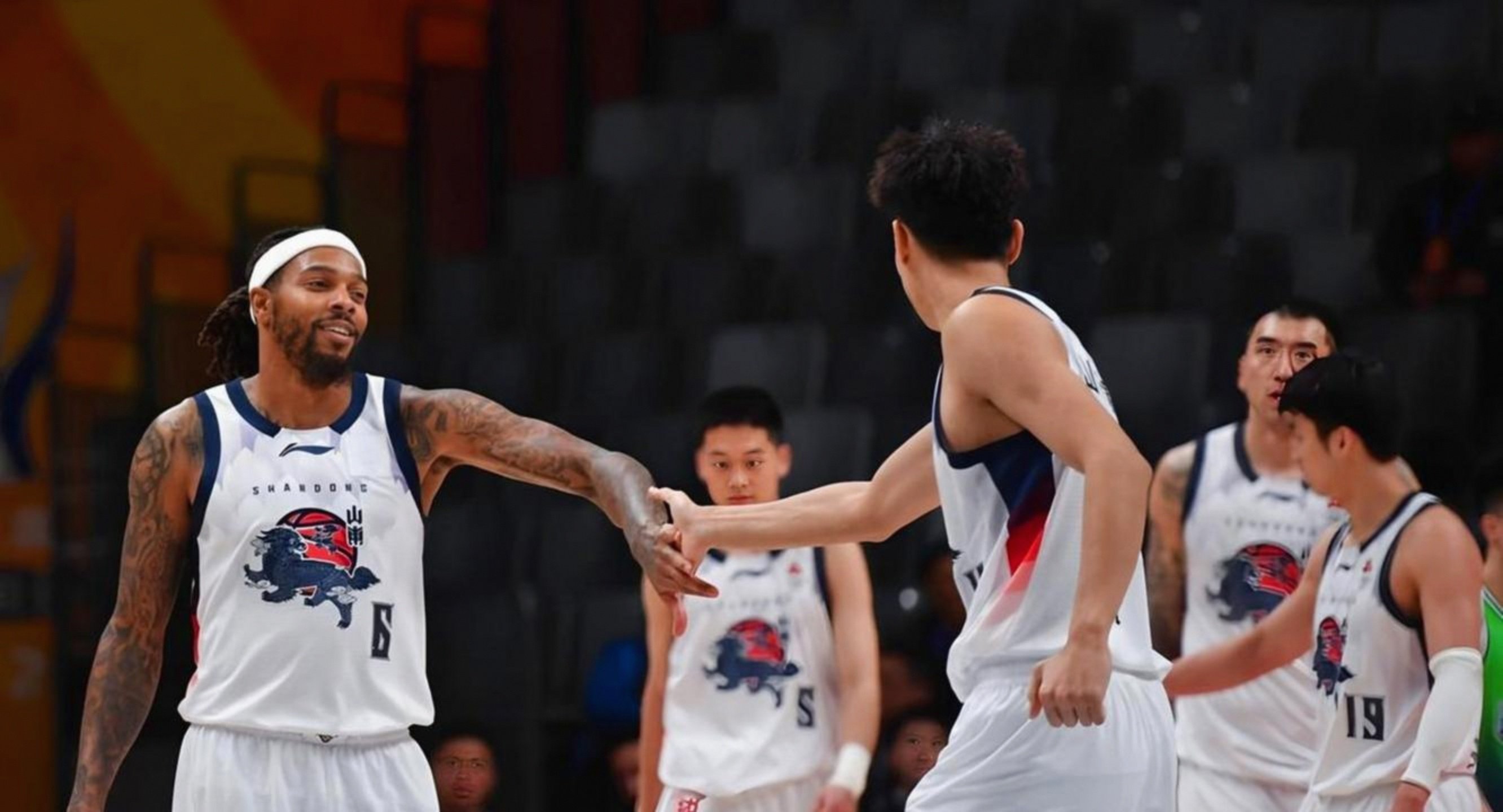 利物浦怒砍57分深圳男篮官宣签约备战CBA常规赛，纽卡斯尔集结日防线松动瞬间刷屏